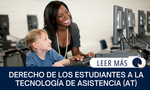 El texto dice: DERECHO DE LOS ESTUDIANTES A LA TECNOLOGÍA DE ASISTENCIA (AT) | LEER MÁS Imagen de: La maestra y estudiante que usa silla de ruedas trabajando en la computadora. 