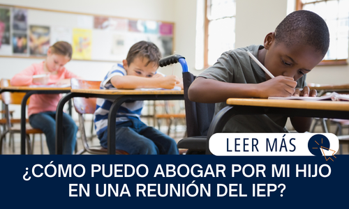 El texto dice: ¿CÓMO PUEDO ABOGAR POR MI HIJO EN UNA REUNIÓN DEL IEP? LEER MÁS Imagen de: Estudiante que usa silla de ruedas escribiendo en su escritorio.