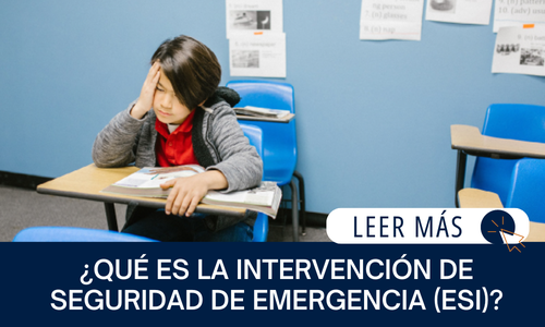 Niño sentado en un escritorio luciendo molesto en un salón de clases  El texto dice: ¿QUÉ ES LA INTERVENCIÓN DE SEGURIDAD DE EMERGENCIA (ESI)? | LEER MÁS