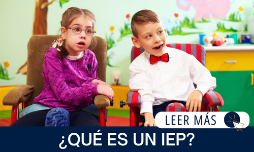 El texto dice: ¿QUÉ ES UN IEP? | LEER MÁS Imagen de: Dos estudiantes con discapacidades del desarrollo sentados uno al lado del otro en un salón de clases. 