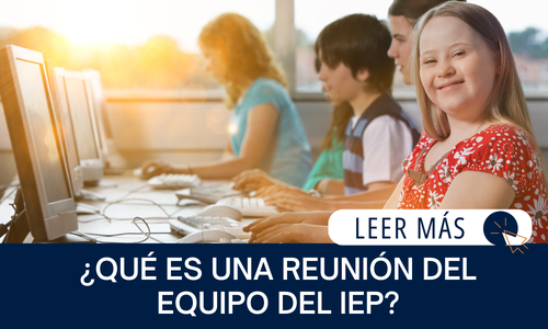 El texto dice: ¿QUÉ ES UNA REUNIÓN DEL EQUIPO DEL IEP? | LEER MÁS imagen de: Una estudiante sonriendo, sentada en un laboratorio de computación con otros estudiantes.