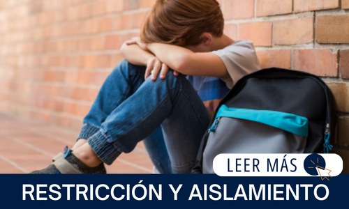 Niño sentado en el suelo fuera de la escuela con los brazos cruzados y la cabeza hacia abajo. El texto dice: RESTRICCIÓN Y AISLAMIENTO | LEER MÁS