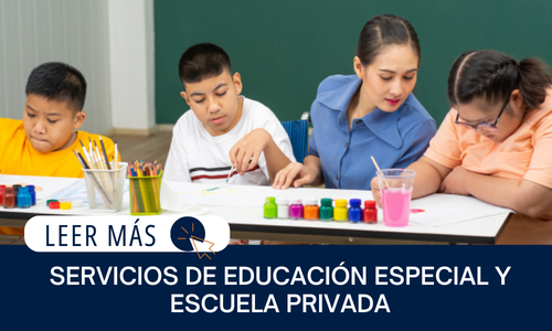 Estudiantes con discapacidades del desarrollo se sientan con una maestro pintando en clase El texto dice: SERVICIOS DE EDUCACIÓN ESPECIAL Y ESCUELA PRIVADA | LEER MÁS