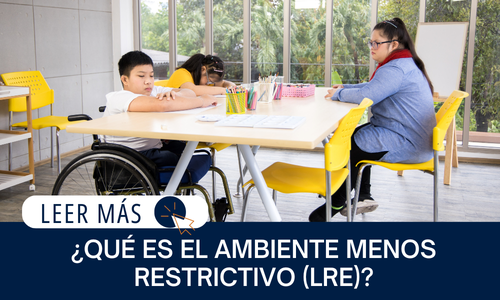 El texto dice: ¿QUÉ ES EL AMBIENTE MENOS RESTRICTIVO (LRE)? | LEER MÁS Imagen de: Tres estudiantes sentados alrededor de una mesa.