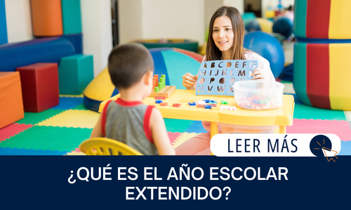 Maestra sentado con un estudiante, sosteniendo un tablero de letras. El texto dice: ¿QUÉ ES EL AÑO ESCOLAR EXTENDIDO? | LEER MÁS