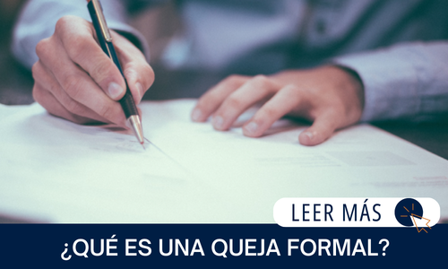 Mano completando el papeleo en un escritorio. El texto dice: ¿QUÉ ES UNA QUEJA FORMAL? | LEER MÁS