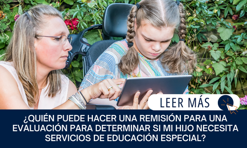 El texto dice LEER MÁS | ¿QUIÉN PUEDE HACER UNA REMISIÓN PARA UNA EVALUACIÓN PARA DETERMINAR SI MI HIJO NECESITA SERVICIOS DE EDUCACIÓN ESPECIAL? Imagen de: Niña sentada en una silla de ruedas al aire libre, mirando una tableta junto con una trabajadora de atención.