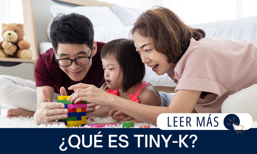 Una niña con síndrome de Down juega con bloques con sus padres. El texto dice: ¿QUÉ ES TINY-K? | LEER MÁS