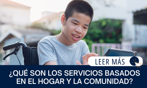 Niño en silla de ruedas usando una tableta, sonriendo, en un ambiente al aire libre. El texto dice: ¿QUÉ SON LOS SERVICIOS BASADOS EN EL HOGAR Y LA COMUNIDAD? | LEER MÁS