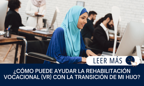 Una mujer que usa una silla de ruedas trabaja en una computadora en una oficina. El texto dice: ¿CÓMO PUEDE AYUDAR LA REHABILITACIÓN VOCACIONAL (VR) CON LA TRANSICIÓN DE MI HIJO? | LEER MÁS