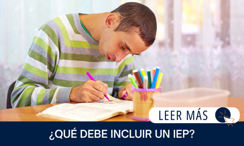 El texto dice: LEER MÁS ¿QUÉ DEBE INCLUIR UN IEP? Imagen De: Hombre joven sentado en una mesa y coloreando.