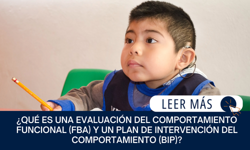 Estudiante que usa un audífono, sentado en un clase. El texto dice: ¿QUÉ ES UNA EVALUACIÓN DEL COMPORTAMIENTO FUNCIONAL (FBA) Y UN PLAN DE INTERVENCIÓN DEL COMPORTAMIENTO (BIP)? | LEER MÁS