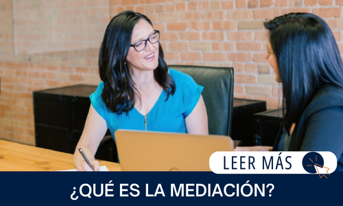 Dos profesionales hablando sentadas en una mesa con una computadora. El texto dice: ¿QUÉ ES LA MEDIACIÓN? | LEER MÁS